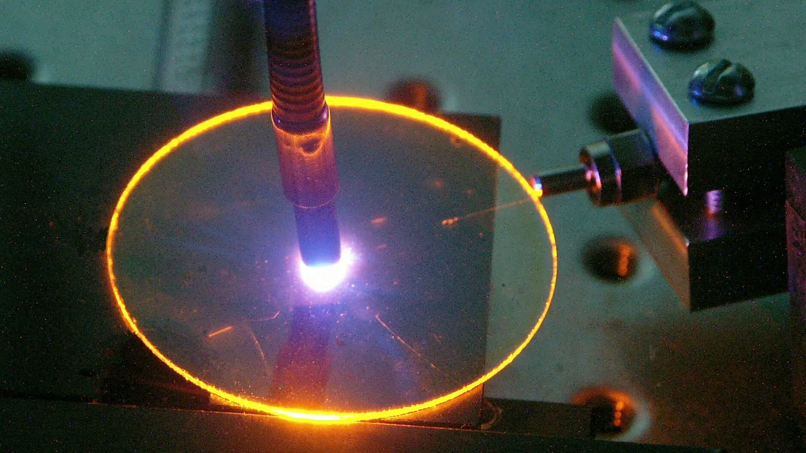 Sans titre (31) Fibre optique photographiée dans un laboratoire de recherche de l'INESC TEC, au Portugal. Crédit : INESC TEC / Wikimedia Commons — CC BY 3.0.