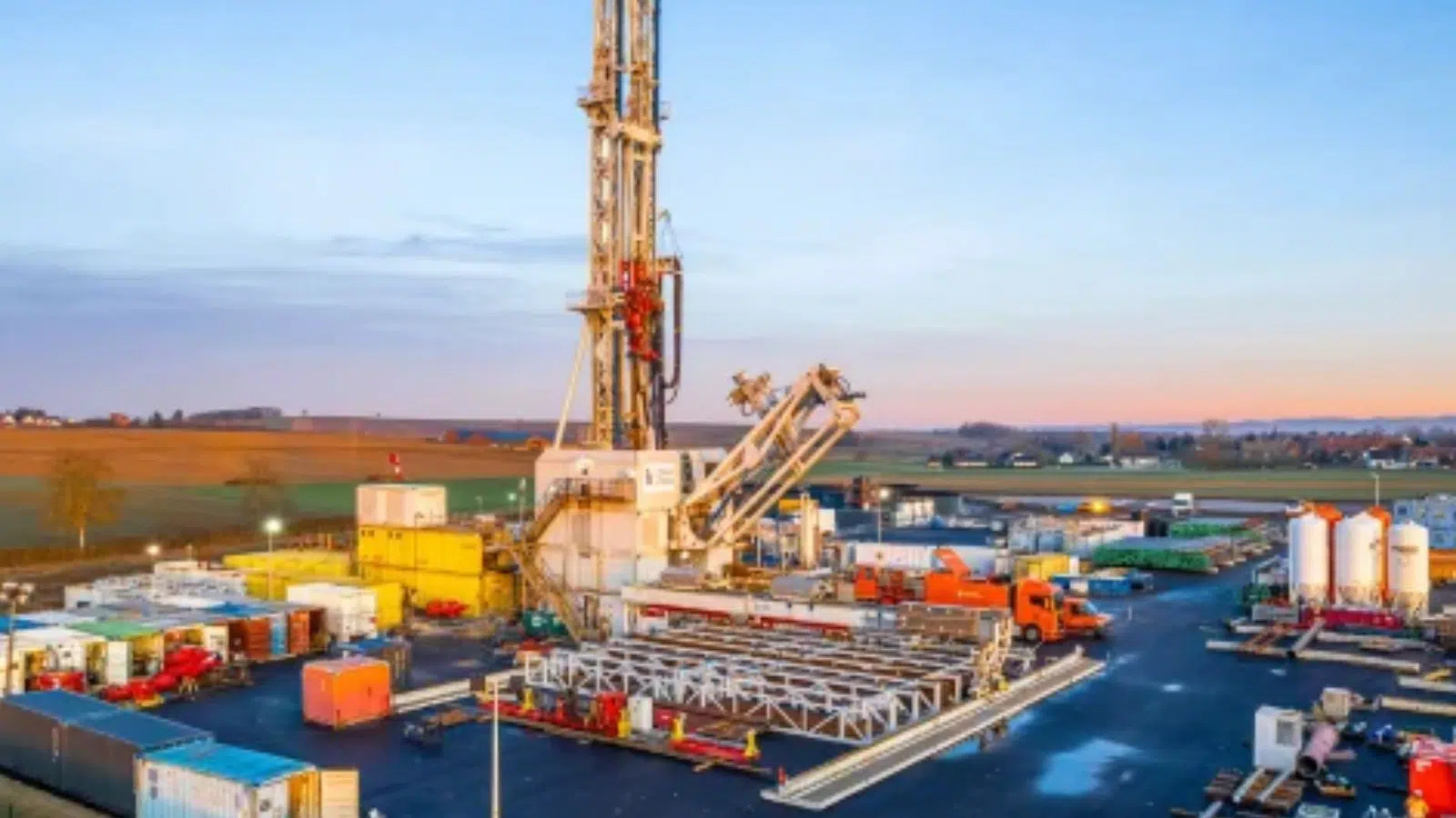 Démontage de l’appareil de forage géothermique de Schwabwiller, dans le Bas-Rhin, après l’achèvement des travaux de forage de Lithium de France. Crédit : Thomas Goisque, Hermann TP et MSG Levage / Lithium de France.