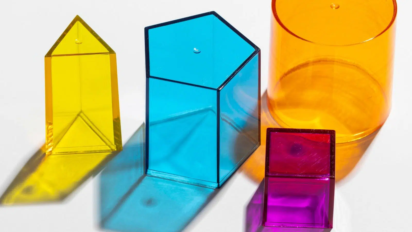 La Suisse devance les États-Unis dans la découverte d'un nouveau procédé attendu « de pied ferme » par les industriels du plastique pour le recyclage du plexiglas La Suisse devance les États-Unis dans la découverte d'un nouveau procédé attendu « de pied ferme » par les industriels du plastique pour le recyclage du plexiglas