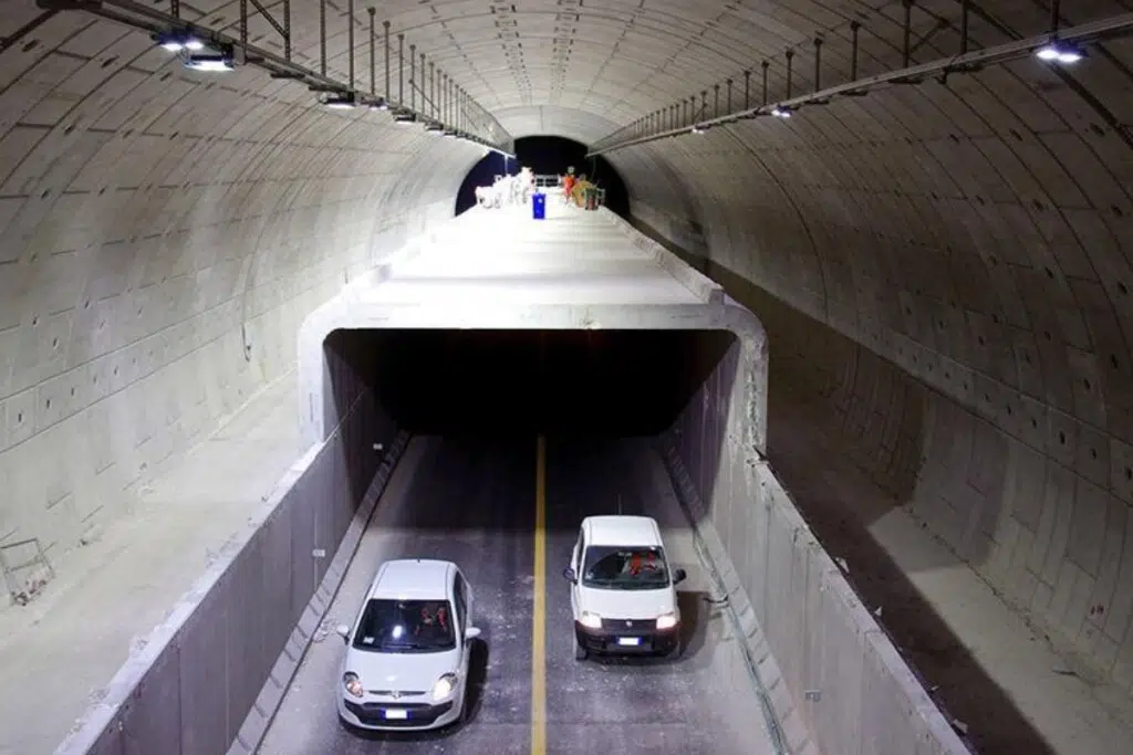 Le bouclier métallique mobile utilisé pour reconstruire la voûte de la galleria Vinci, sur l'autoroute A14 en Italie, tout en préservant la circulation. Crédit : Autostrade per l'Italia.