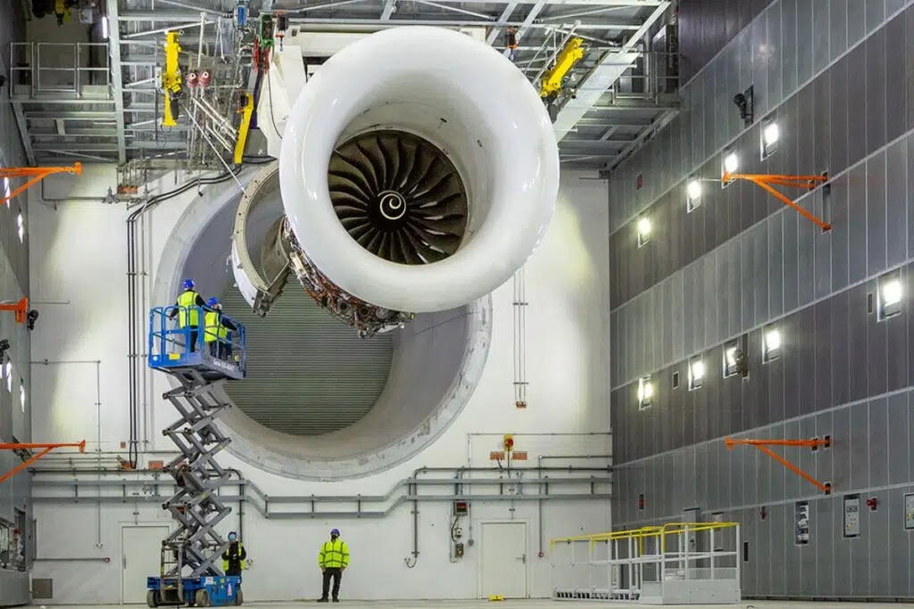 Le démonstrateur UltraFan 80 de Rolls-Royce, testé à Derby au Royaume-Uni. Son architecture à réducteur et ses matériaux composites préfigurent les technologies de l'UltraFan 30 destiné aux futurs avions monocouloirs. Crédit : Rolls-Royce.