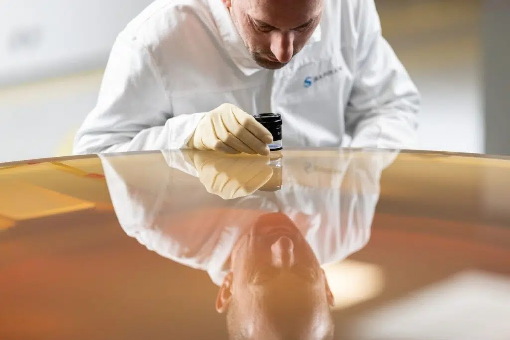 Un ouvrier de Safran Reosc inspecte l'un des 931 miroirs livrés à l'ELT - crédit : Safran Reosc.