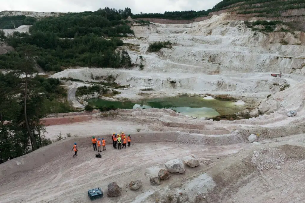 Vue aérienne du site minier d’Échassières, dans l’Allier, où Imerys développe le projet d’extraction de lithium EMILI. Crédit : Imerys / Projet EMILI.