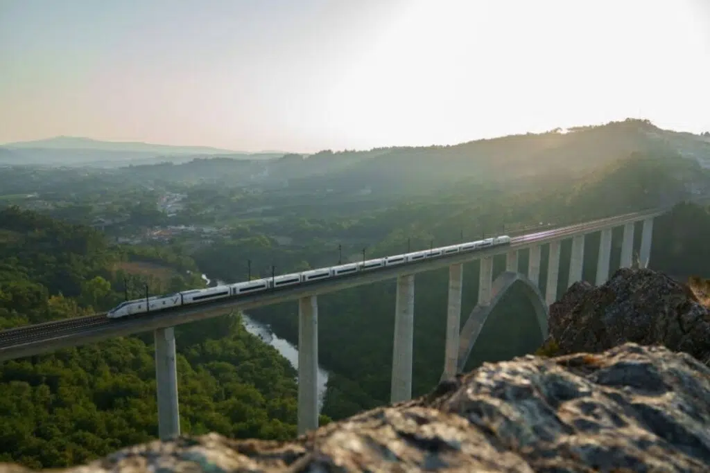 L'Europe ferroviaire fonctionne aujourd'hui avec au moins 4 systèmes d'alimentation électrique principaux (1 500 V et 3 000 V continu, 15 000 V et 25 000 V alternatif), 3 grands écartements de rails (1 435, 1 520 et 1 668 mm) et plus de 20 systèmes nationaux de signalisation et de protection des trains. Cette diversité complique considérablement la circulation des trains d'un pays à l'autre, malgré les efforts d'harmonisation de l'Union européenne avec l'ERTMS - crédit : Talgo