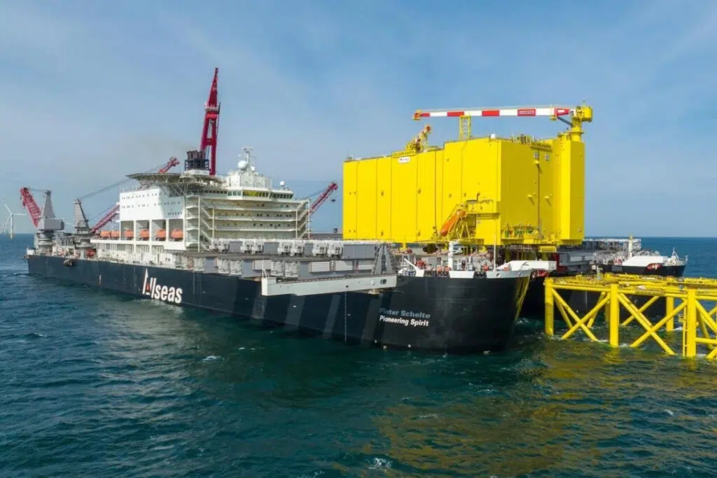 Installation de la station de conversion DolWin kappa par le Pioneering Spirit - crédit : Allseas