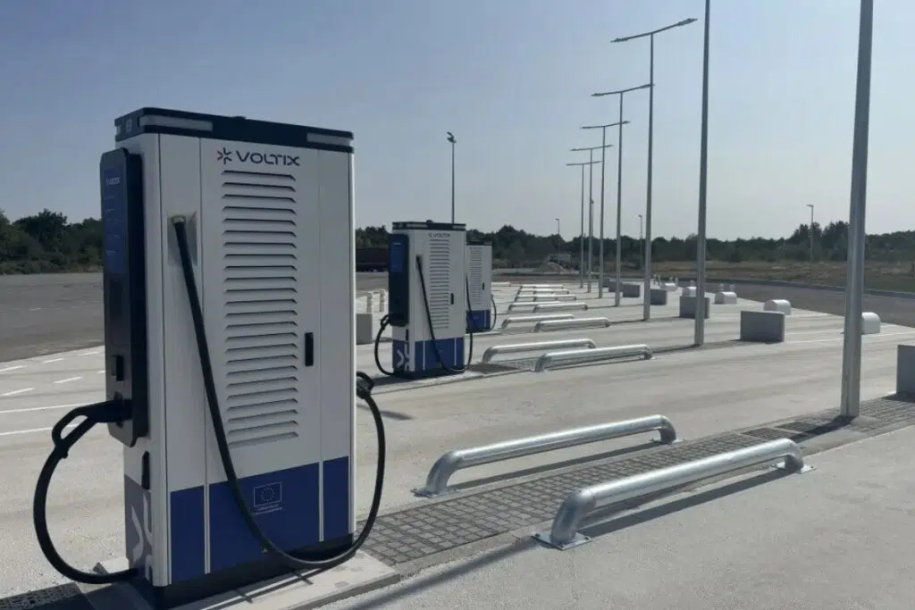 La nouvelle station Voltix de Vierzon dédiée à la recharge ultra-rapide des poids lourds électriques. Crédit : VINCI Autoroutes.