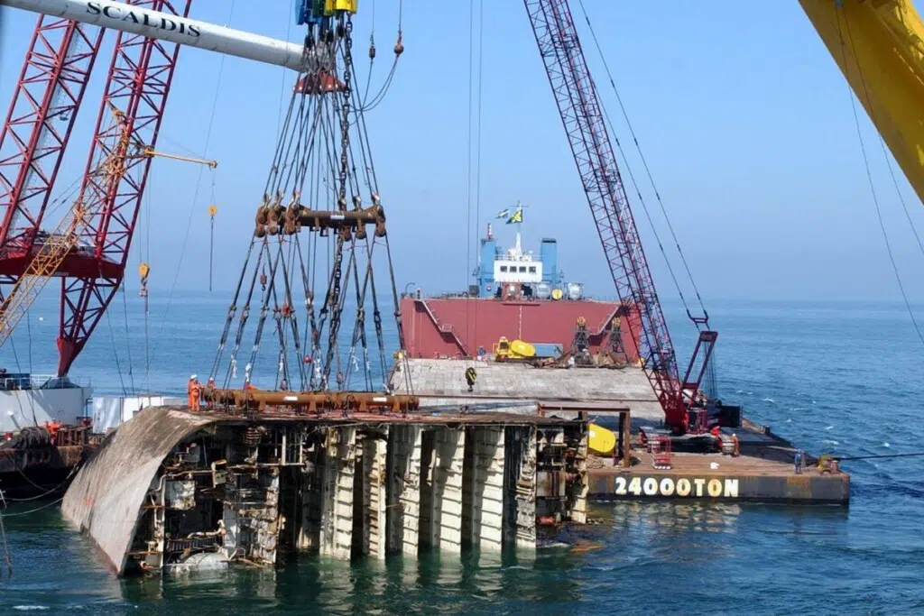 Une section de l'épave du MV Tricolor est récupérée lors des opérations de renflouement menées dans la Manche entre 2003 et 2004. Crédit : SMIT Salvage / Boskalis.