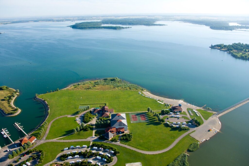Le Lac du Der, avec un thermomètre qui avoisine les 25°C et un ciel sans nuage, le décor est planté pour une journée d'aventures ou de détente au grand air.