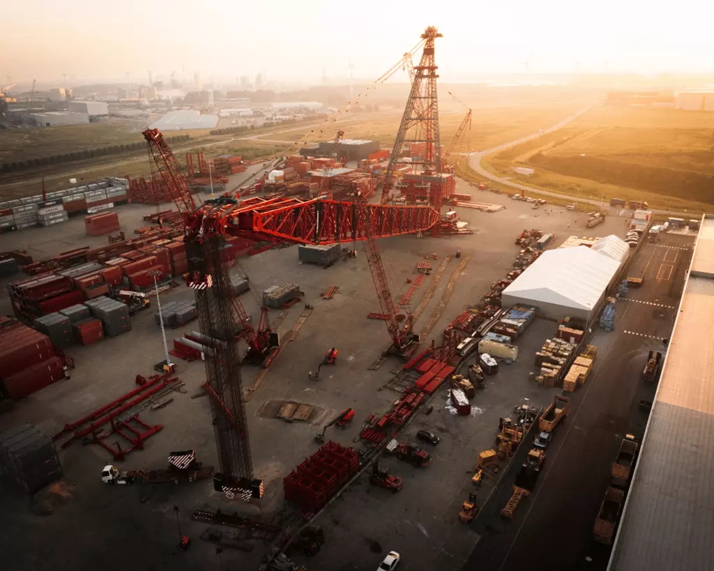 Cette super grue à anneau peut soulever 3 000 tonnes à une hauteur de 220 mètres.