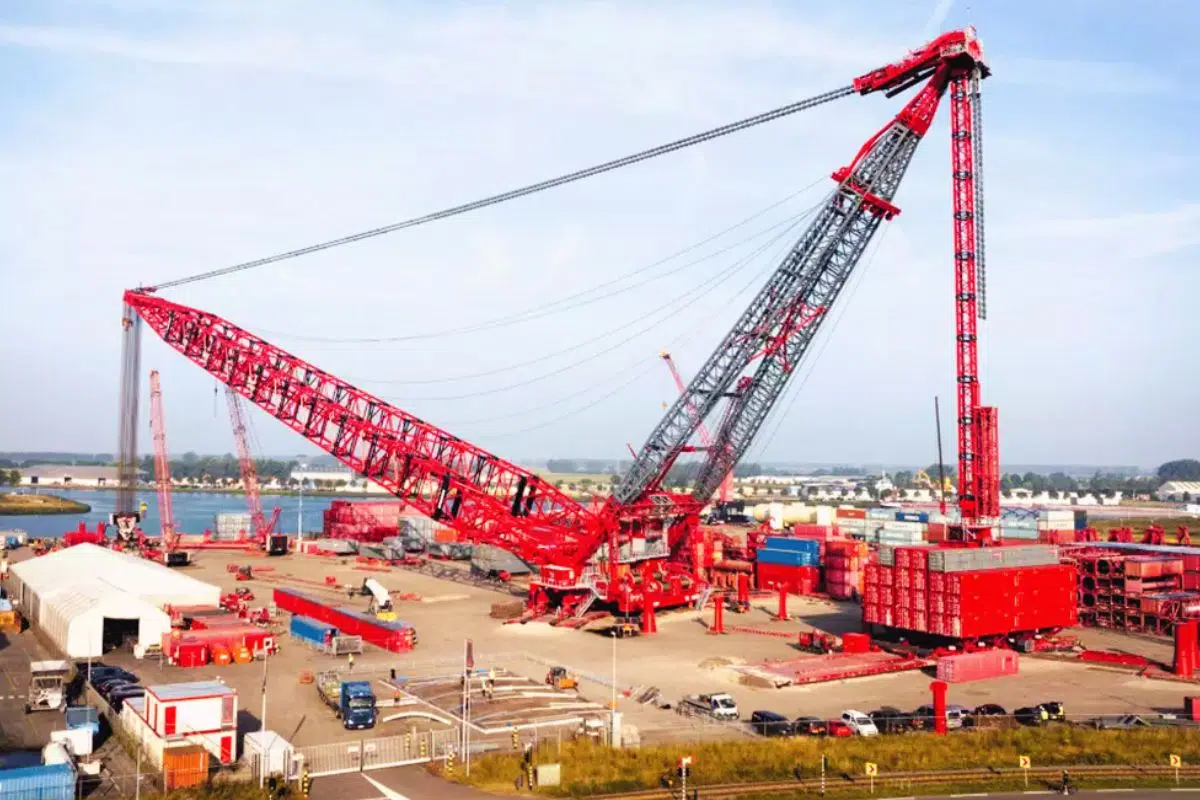 Avec la capacité de lever un quart de la Tour Eiffel à 220 mètres de haut, ce véritable colosse est la grue terrestre la plus puissante du monde Avec la capacité de lever un quart de la Tour Eiffel à 220 mètres de haut, ce véritable colosse est la grue terrestre la plus puissante du monde