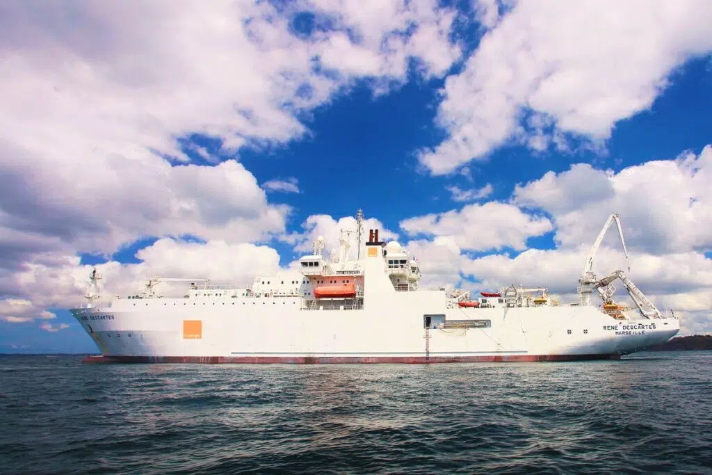 Le René Descartes, Navire câblier de la flotte Orange Marine.