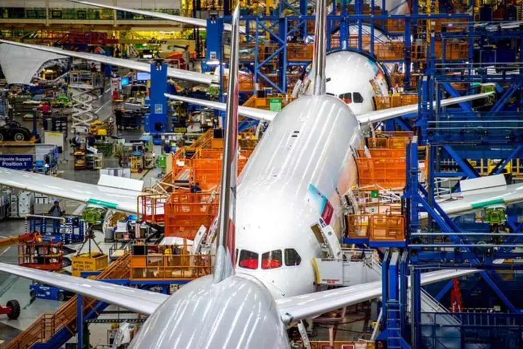 L'usine de Boeing d'Everett peut produire jusqu'à 8 avions simultanément.