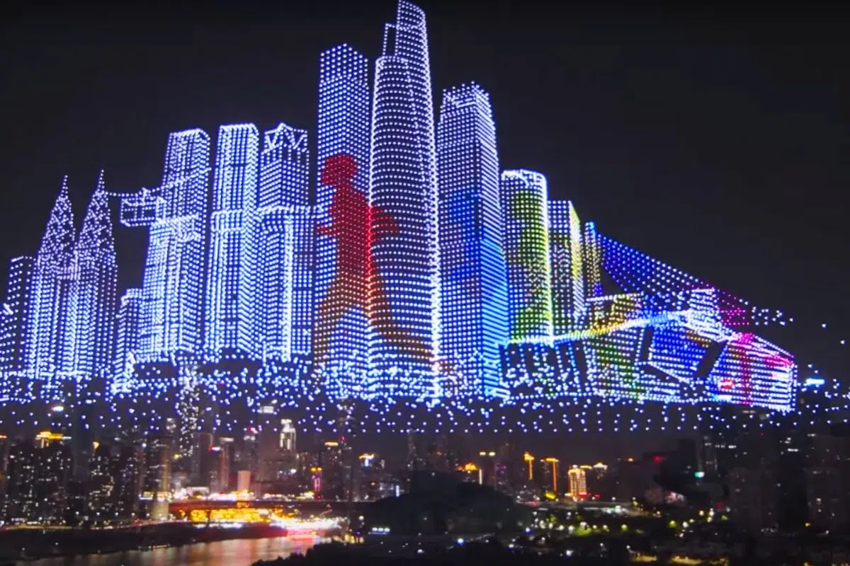 Cette ville chinoise qui compte 3X la population de Paris bat un record mondial avec 11 787 drones utilisés lors d’un spectacle visuel Cette ville chinoise qui compte 3X la population de Paris bat un record mondial avec 11 787 drones utilisés lors d’un spectacle visuel