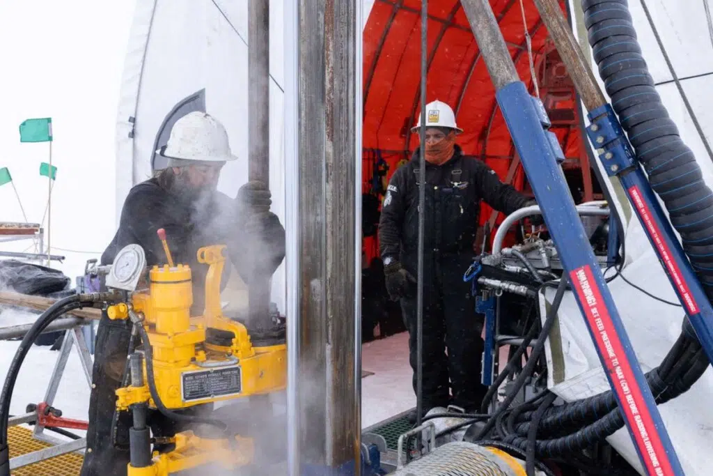 Trois ans de tentatives ont été nécessaires ont été nécessaires pour extraire cette carotte de 228 mètres.