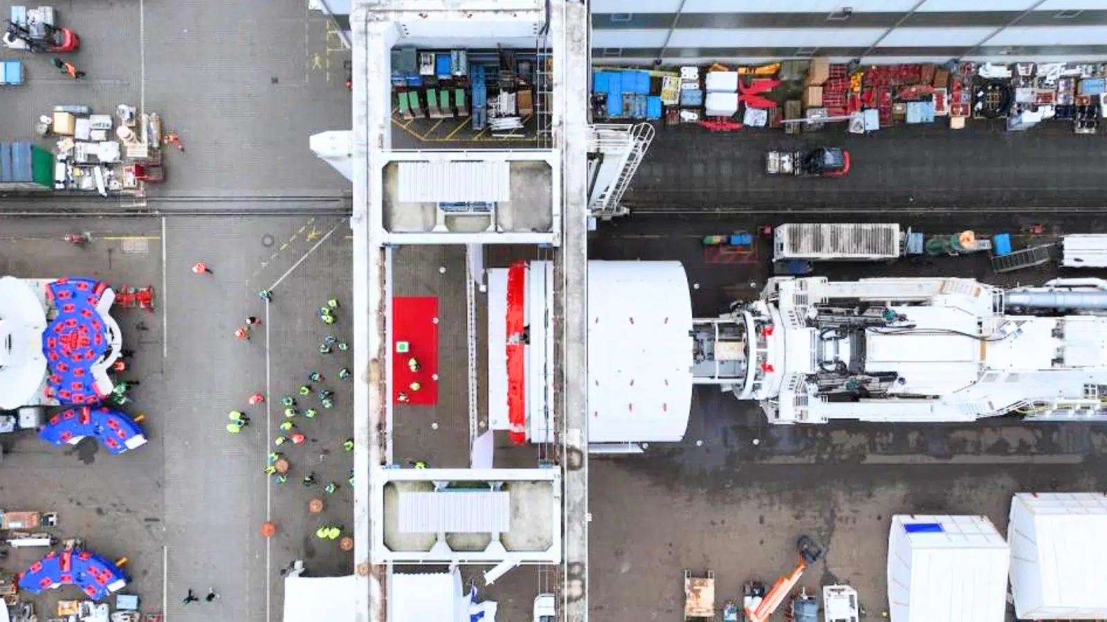 Lyon-Turin, le plus grand tunnel ferroviaire du monde vient d'accueillir un « monstre » de 10 mètres pour commencer à creuser ses 57,5 kilomètres Lyon-Turin, le plus grand tunnel ferroviaire du monde vient d'accueillir un « monstre » de 10 mètres pour commencer à creuser ses 57,5 kilomètres