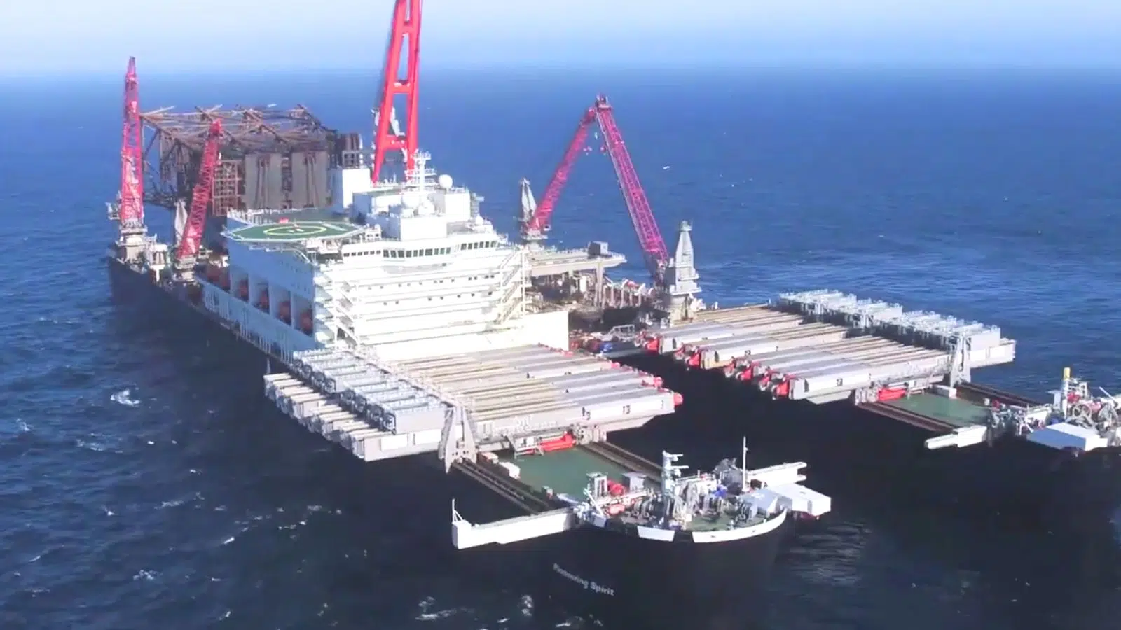 Avec ses 1 000 000 de tonnes, le Pioneering Spirit est le plus lourd navire de tous les temps et il peut porter jusqu'à 48 000 tonnes sur son ponton