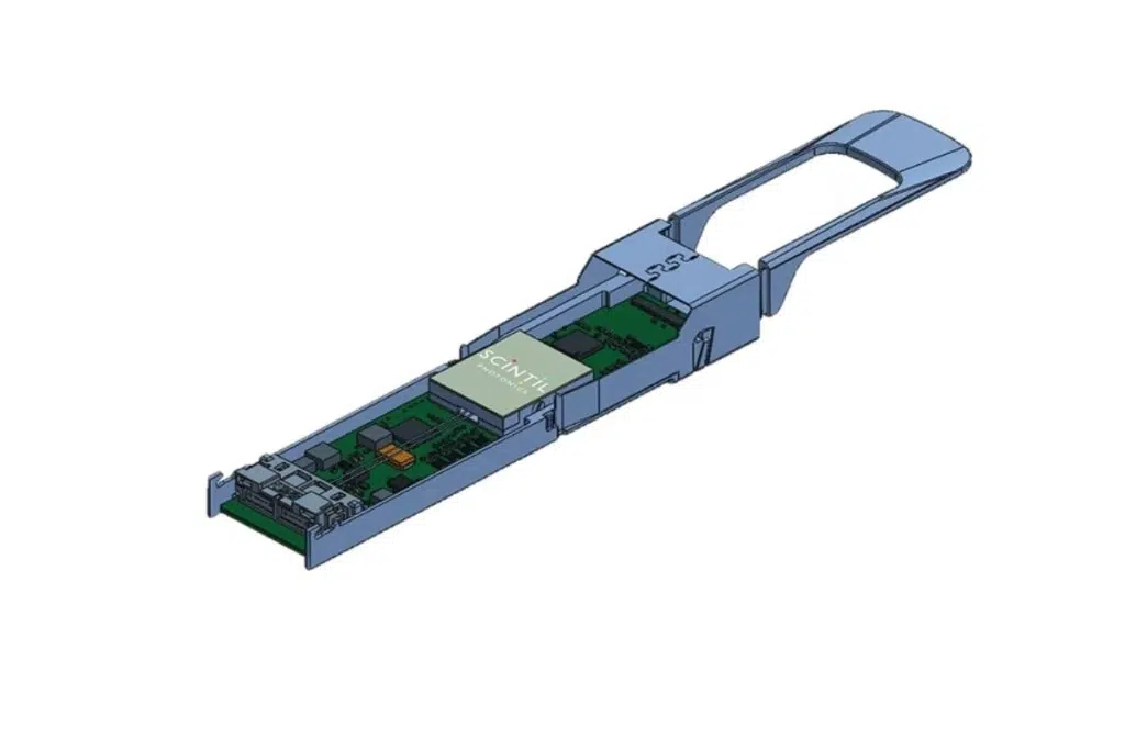 Le module laser LEAF Light™ est un système photonic intégré combinant une puce photonique (PIC) et son électronique de contrôle dédiée. Conçu pour être intégré dans un module ELSFP (External Laser Small Form Factor Pluggable), il permet de répondre aux besoins de sources laser déportées pour les architectures optiques avancées.