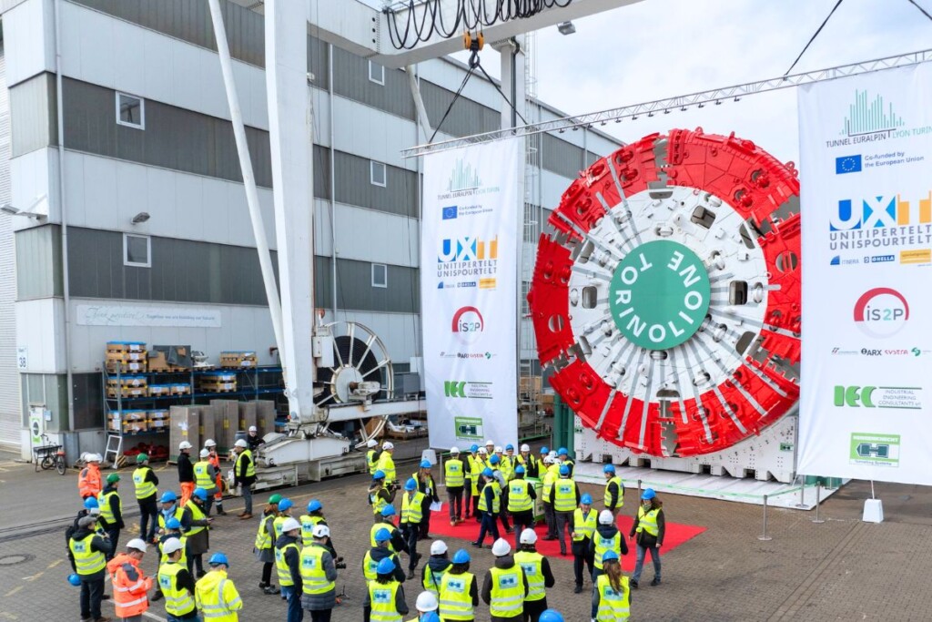 Le premier tunnelier géant du projet Lyon-Turin, long de 235 mètres avec une roue de coupe de 10,16 m, a été réceptionné en Allemagne avant son transfert vers Chiomonte (Italie). Conçu pour creuser jusqu’à 2 000 m sous la montagne, il fonctionne en mode bimode (roche dure ou terrains meubles) et avancera d’environ 10 mètres par jour.Crédit : TELT / Herrenknecht.