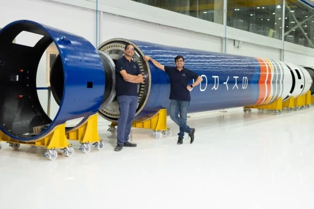 Le Vikram-1 est un petit lanceur spatial capable d’emporter 225 kg en orbite héliosynchrone ou 315 kg en orbite basse à 500 km. Doté de trois étages à propergol solide et d’un étage final à ergols hypergoliques, il utilise une structure en fibre de carbone et des moteurs partiellement fabriqués en impression 3D, avec des lancements depuis Satish Dhawan.