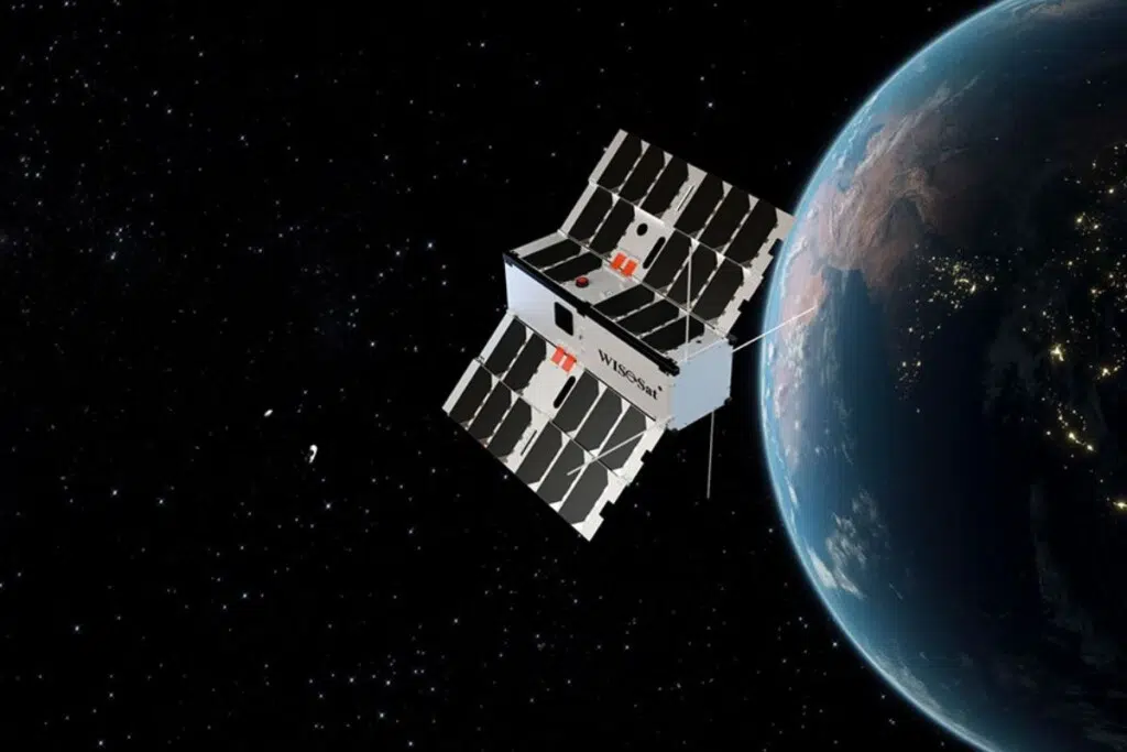 SEALSQ est une entreprise suisse spécialisée dans la cybersécurité et les semi-conducteurs, notamment dans le chiffrement post-quantique. Elle développe des puces sécurisées, modules IoT et solutions d’authentification pour des secteurs sensibles comme la défense et les infrastructures critiques, emploie environ 100 à 150 collaborateurs, et s’appuiera sur sa filiale WISeSat pour son cloud spatial quantique.