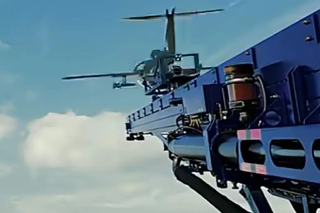 Le Bird of Prey tiré depuis une rampe de lancement terrestre.