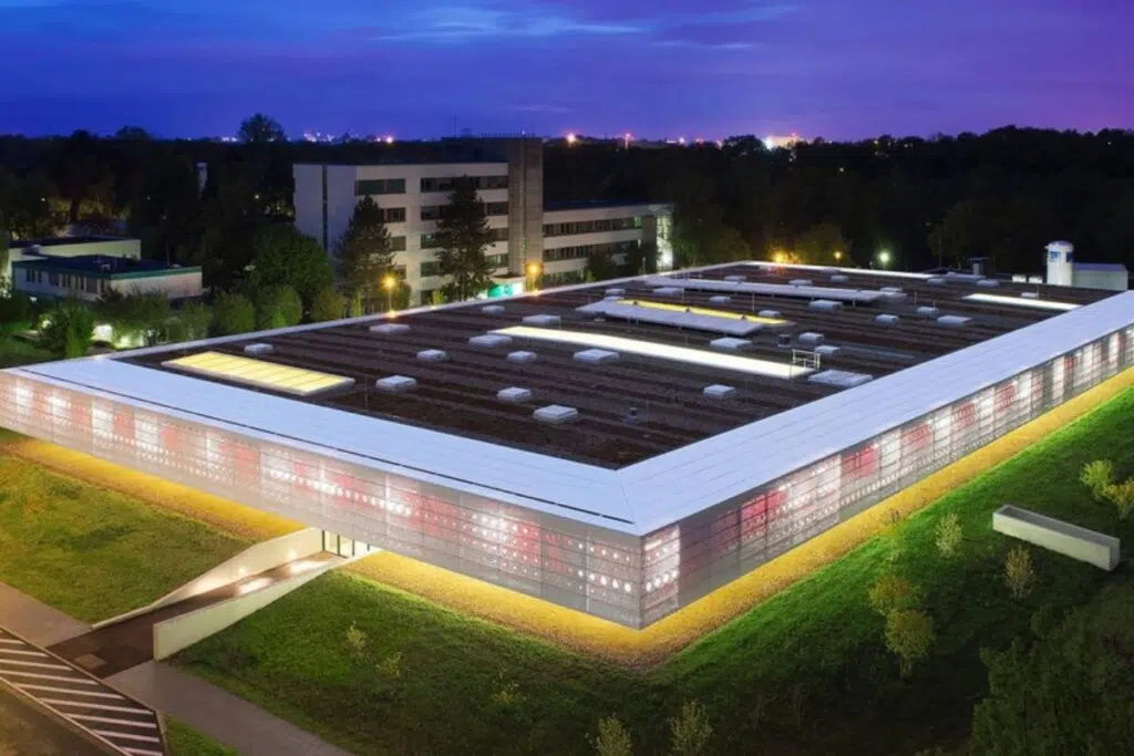 Le DLR (Deutsches Zentrum für Luft- und Raumfahrt), ou Centre allemand pour l’aéronautique et l’astronautique, est l’organisme public de recherche allemand dédié à l’aéronautique, à l’espace, au transport, à l’énergie et à la sécurité.Basé à Cologne, il emploie environ 8 000 personnes réparties dans plusieurs centres de recherche en Allemagne et coordonne pour le gouvernement fédéral les activités spatiales nationales ainsi que de nombreux projets scientifiques et technologiques internationaux. Crédit : DLR (Deutsches Zentrum für Luft- und Raumfahrt).