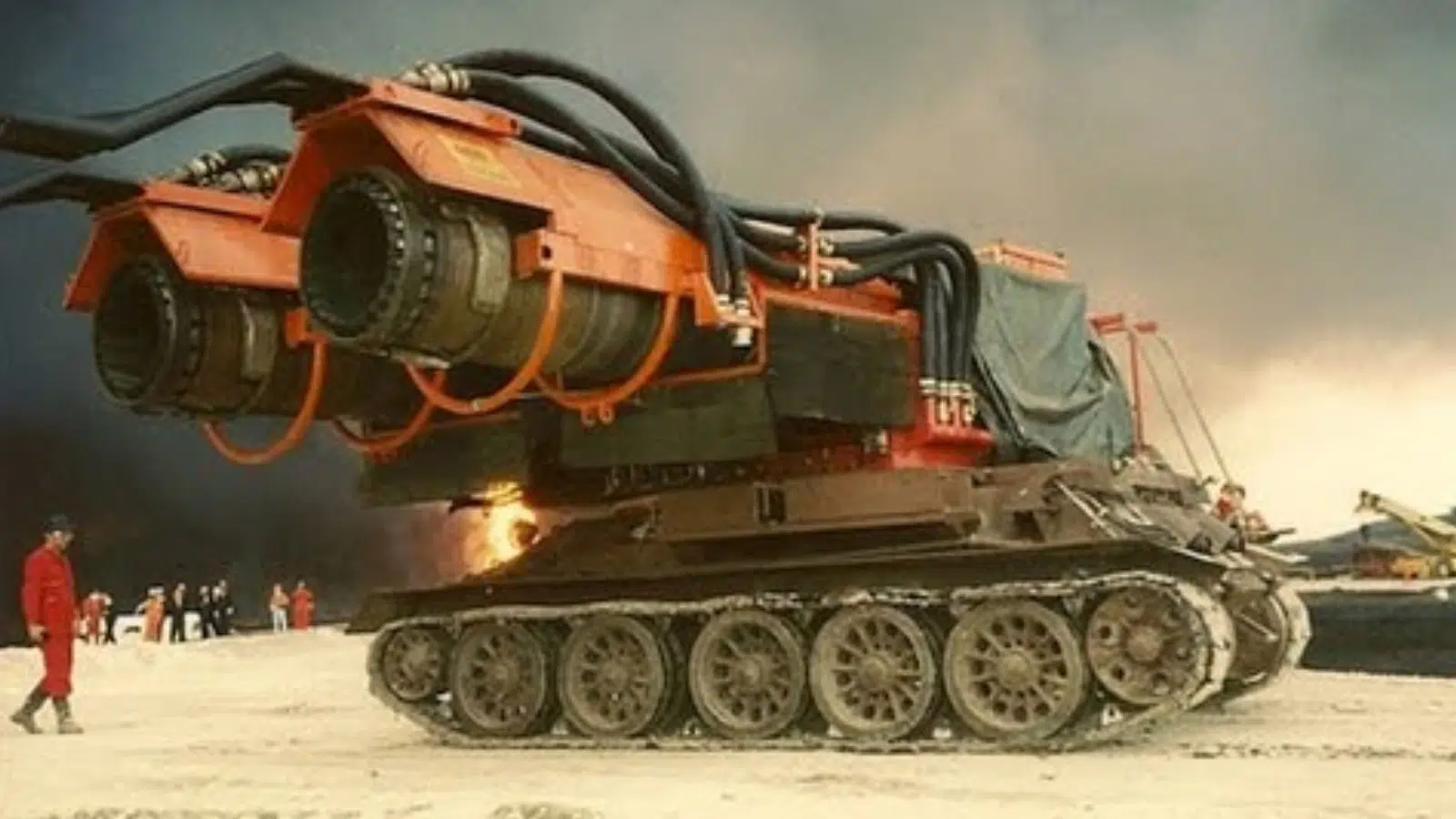 Un char « pompier » équipé de deux moteurs d'avion de chasse ! Le Big Wind fut l’engin le plus insolite employé durant la guerre du Golfe pour combattre le feu Un char « pompier » équipé de deux moteurs d'avion de chasse ! Le Big Wind fut l’engin le plus insolite employé durant la guerre du Golfe pour combattre le feu