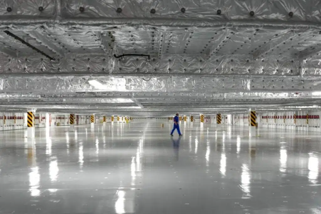 Un employé passe devant le 14e étage du parking du porte-voitures Glovis Leader à Guangzhou, dans la province du Guangdong (sud de la Chine), le 28 avril 2026.