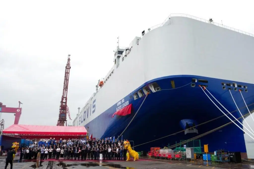 Des invités posent pour une photo de groupe lors de la cérémonie de livraison du porte-voitures Glovis Leader à Guangzhou, dans la province du Guangdong (sud de la Chine), le 28 avril 2026.