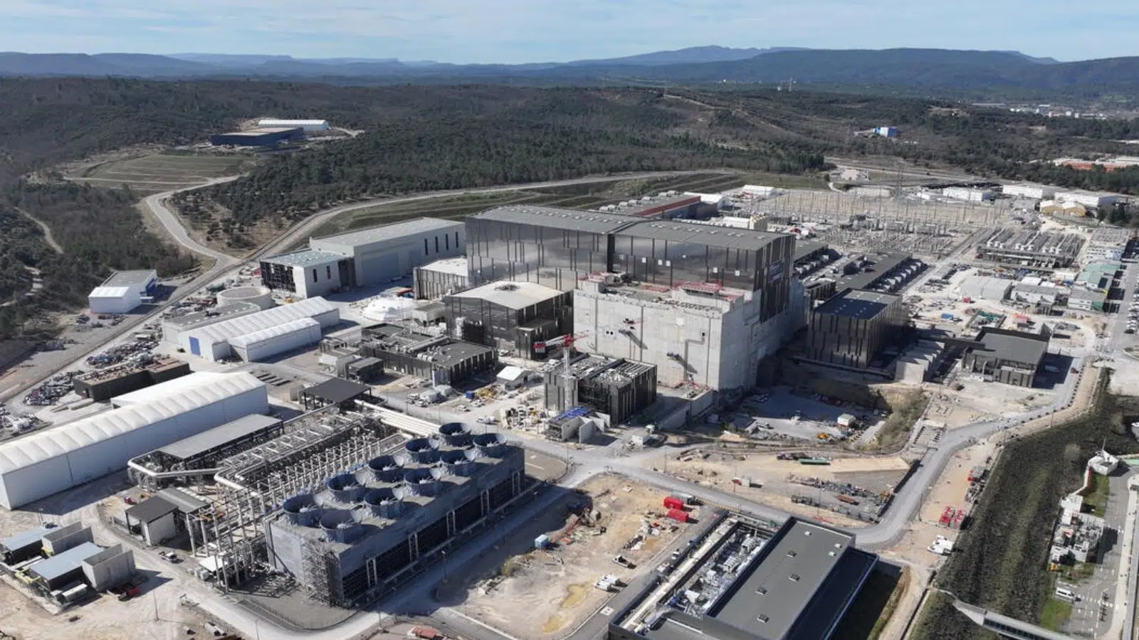 Grande première pour le projet de fusion nucléaire ITER dont le « cerveau » a réussi à prendre le contrôle d'un réacteur à 9300 km en Corée du Sud Grande première pour le projet de fusion nucléaire ITER dont le « cerveau » a réussi à prendre le contrôle d'un réacteur à 9300 km en Corée du Sud