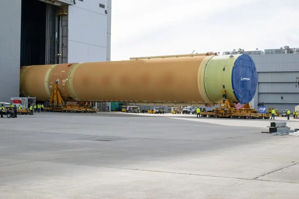 Le Space Launch System est la fusée super-lourde de la NASA, conçue pour envoyer le vaisseau Orion vers la Lune dans le cadre du programme Artemis.Haute d’environ 98 à 111 mètres selon les versions, elle peut placer jusqu’à 95 tonnes en orbite basse en version Bloc 1, et plus de 27 tonnes vers la Lune. Son architecture reprend plusieurs héritages de la navette spatiale, dont les moteurs RS-25 et les grands propulseurs d’appoint.
Malgré ses coûts élevés et ses retards, le SLS reste le pilier du retour américain vers la Lune, avec un premier vol réussi en 2022 lors d’Artemis I.