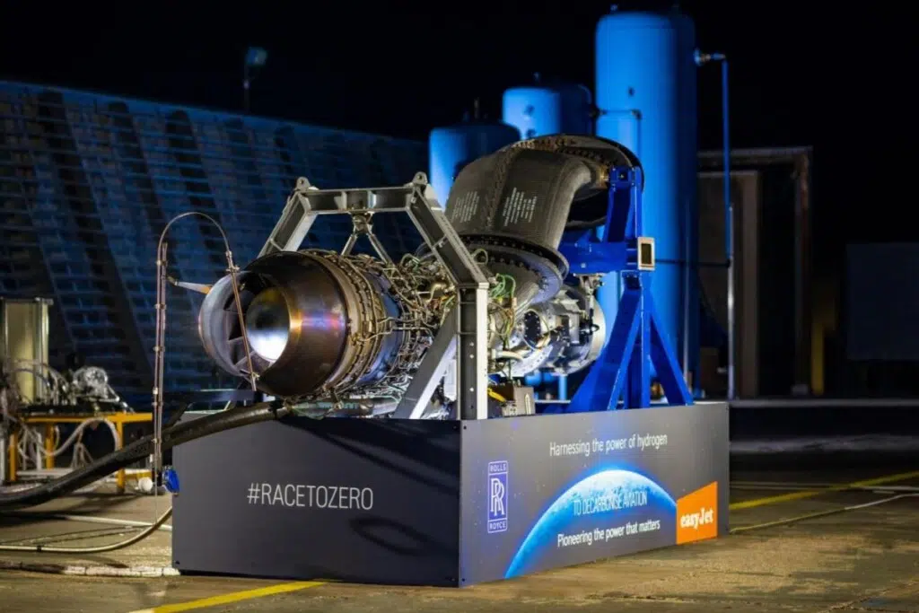 L'essai a eu lieu sur le site d'essais extérieurs du ministère de la Défense à Boscombe Down, au Royaume-Uni, à l'aide d'un moteur d'avion régional Rolls-Royce AE 2100-A modifié.