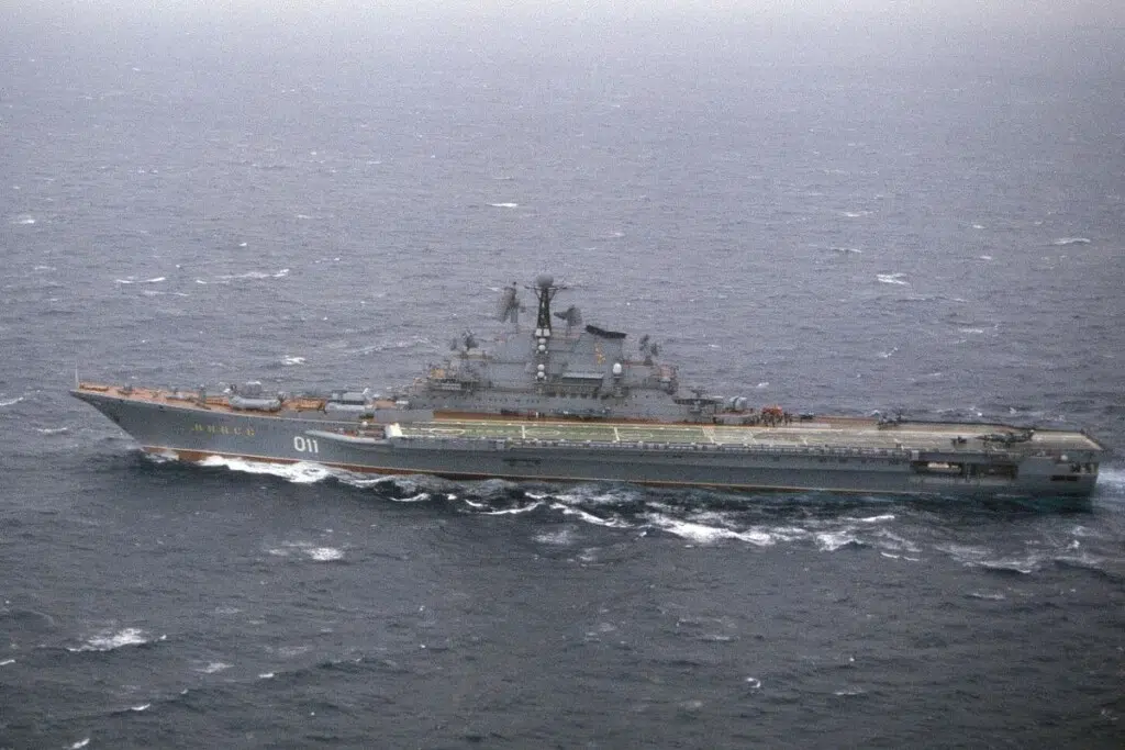 Vue aérienne du porte-avions soviétique Minsk le 9 février 1983.