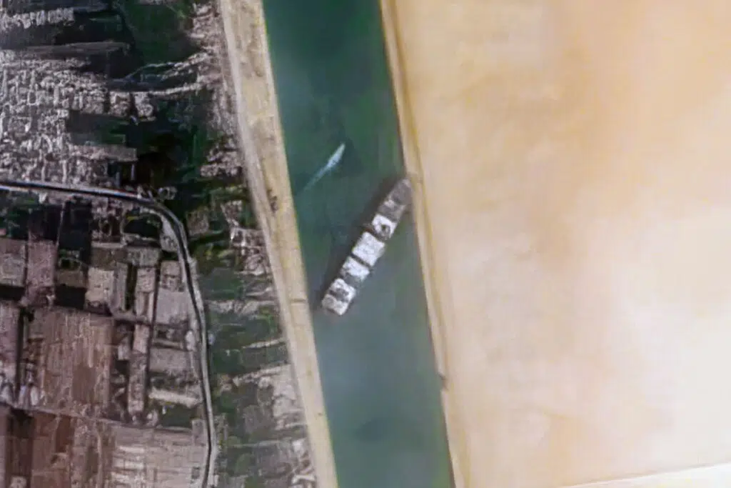 L'Ever Given en travers du canal de Suez, en mars 2021 - crédit : Données Copernicus Sentinel modifiées traitées par Pierre Markuse
