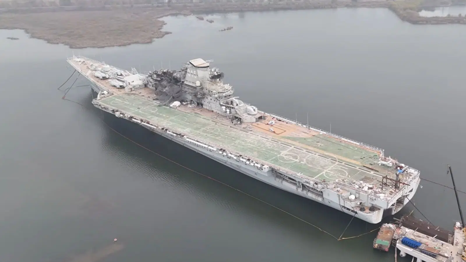 Ce porte-avions soviétique de 273 mètres de long a connu une histoire tragique et grotesque avant de finir à 100 km de toute mer sur un lac artificiel chinois
