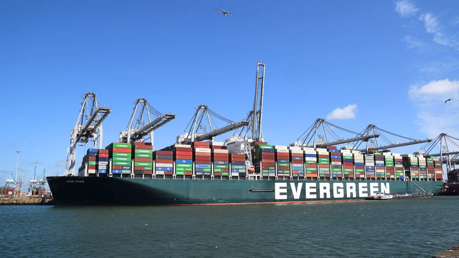 Ce colosse de près de 400 mètres de long avait déjà entravé une grande partie du commerce mondial en 2021 en bloquant le canal de Suez pendant 6 jours