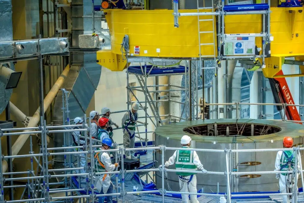La dernière opération de levage a été particulièrement délicate. Après avoir été soulevée au-dessus des cinq modules déjà empilés, la pièce de 110 tonnes a été descendue en place entre les barres omnibus, avec un dégagement de seulement 50 millimètres d'un côté et 65 millimètres de l'autre.