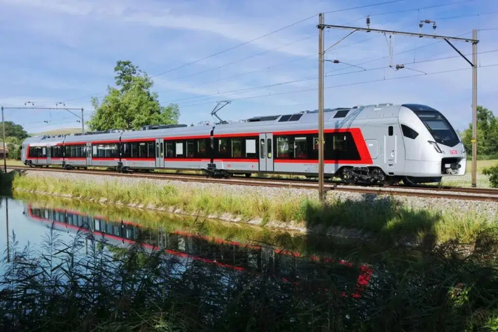 Le modèle FLIRT (Fast Light Innovative Regional Train) est un best-seller. Depuis la première livraison, plus de 3 000 trains FLIRT ont été conçus, construits et mis en service. Les trains FLIRT circulent aujourd'hui avec succès dans 24 pays.