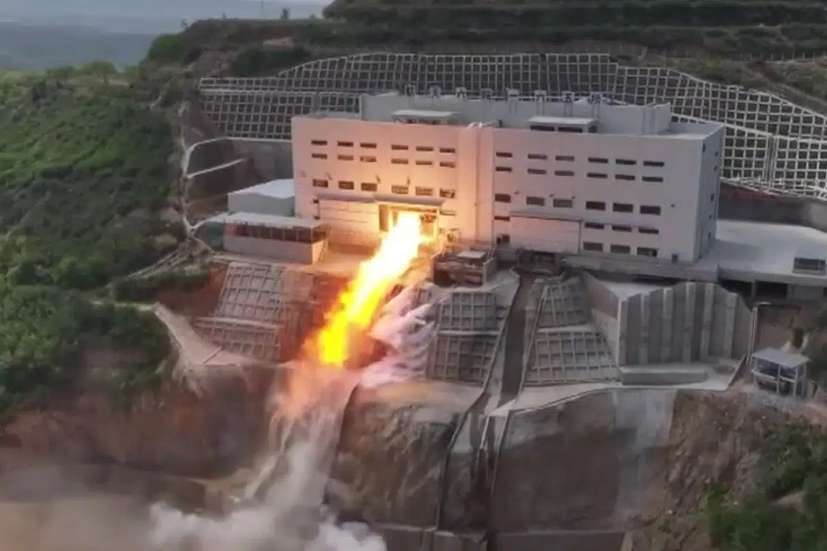 Les 3 YF-100K allumés et testés ensemble en 2024. Les 3 YF-100K allumés et testés ensemble en 2024.