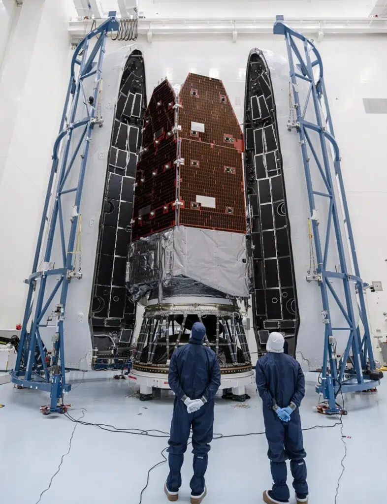 Le télescope spatial Nancy Grace Roman de la NASA est encapsulé dans la coiffe de la charge utile au Centre spatial Kennedy de l'agence en Floride, avant d'être fixé à une fusée Falcon Heavy de SpaceX pour le lancement.Crédit : NASA/Sydney Rohde (Rocz)