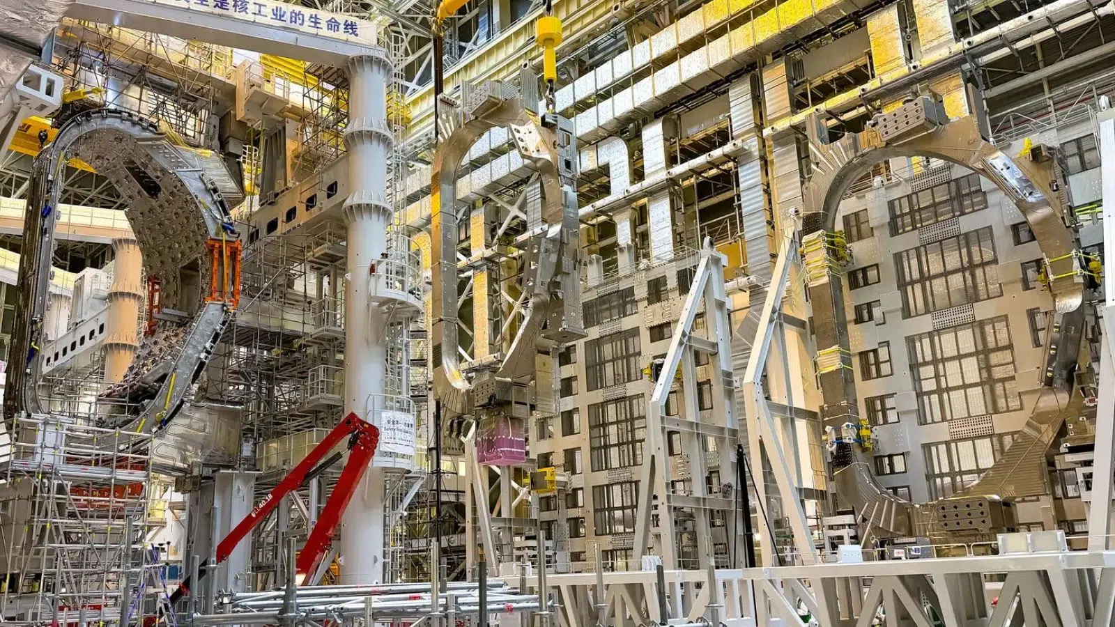 Dans le sud de la France, le plus grand projet de fusion nucléaire au monde a profité de l'été pour refermer ses deux plus grandes plaies qui freinaient son développement Dans le sud de la France, le plus grand projet de fusion nucléaire au monde a profité de l'été pour refermer ses deux plus grandes plaies qui freinaient son développement