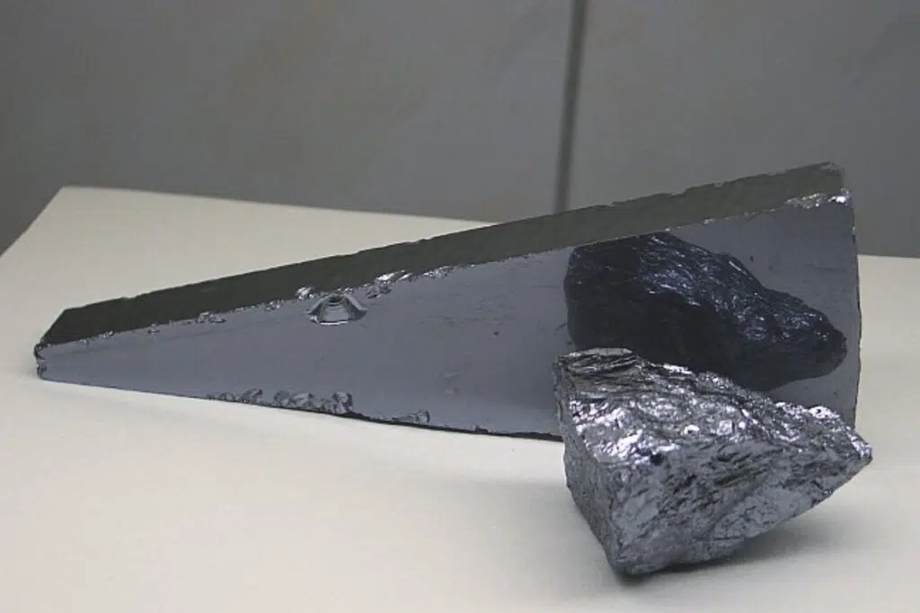 Le silicium est l’un des matériaux les plus prometteurs pour augmenter la capacité des batteries lithium-ion : une anode en silicium peut théoriquement stocker près de dix fois plus qu’une anode en graphite, avec des gains réels de 20 à 40 % d’énergie. Son talon d’Achille : pendant la charge, le silicium peut gonfler jusqu’à tripler de volume, ce qui fissure progressivement l’électrode et réduit la durée de vie de la batterie.Crédit : W. Oelen – 2 mars 2006