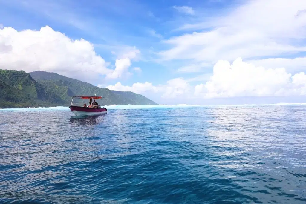 Teahupo’o doit son nom à une ancienne bataille sanglante entre les deux grands clans de cette région de Tahiti. Littéralement, le toponyme signifie « le mur de crânes » : te (le), ahu (mur), upo’o (crâne). Selon la tradition, un mur aurait été édifié à la frontière des territoires, construit avec les crânes et les ossements des vaincus.