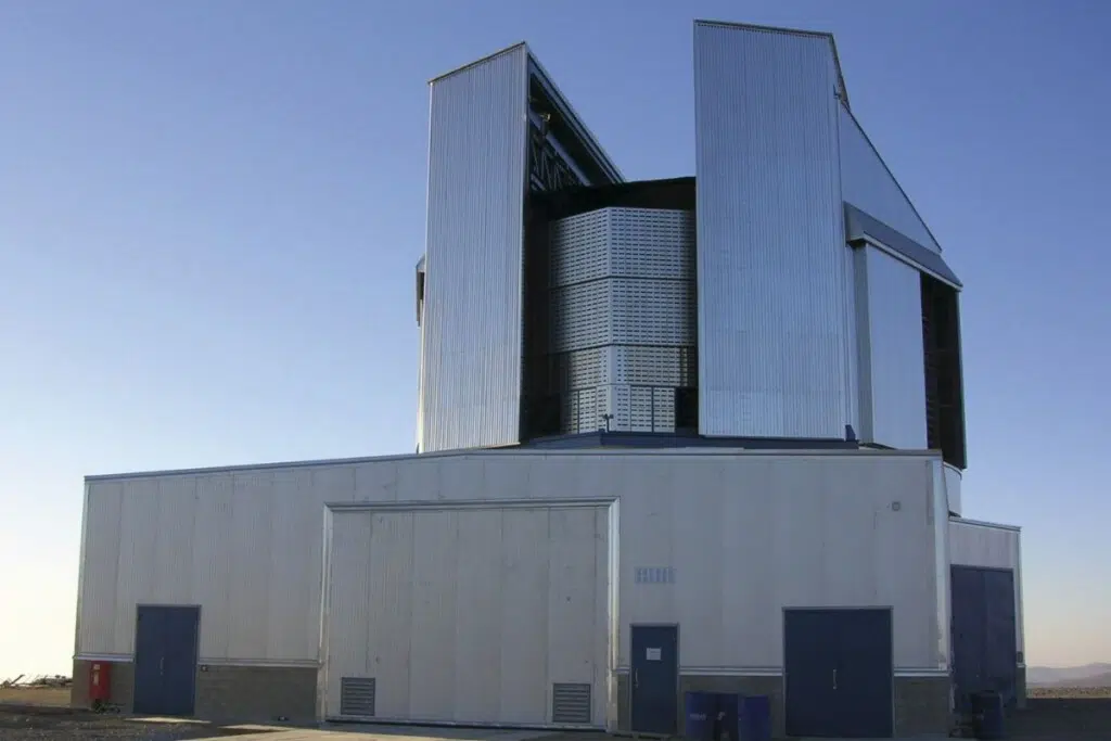 Le télescope VISTA vu de jour depuis l'extérieur.