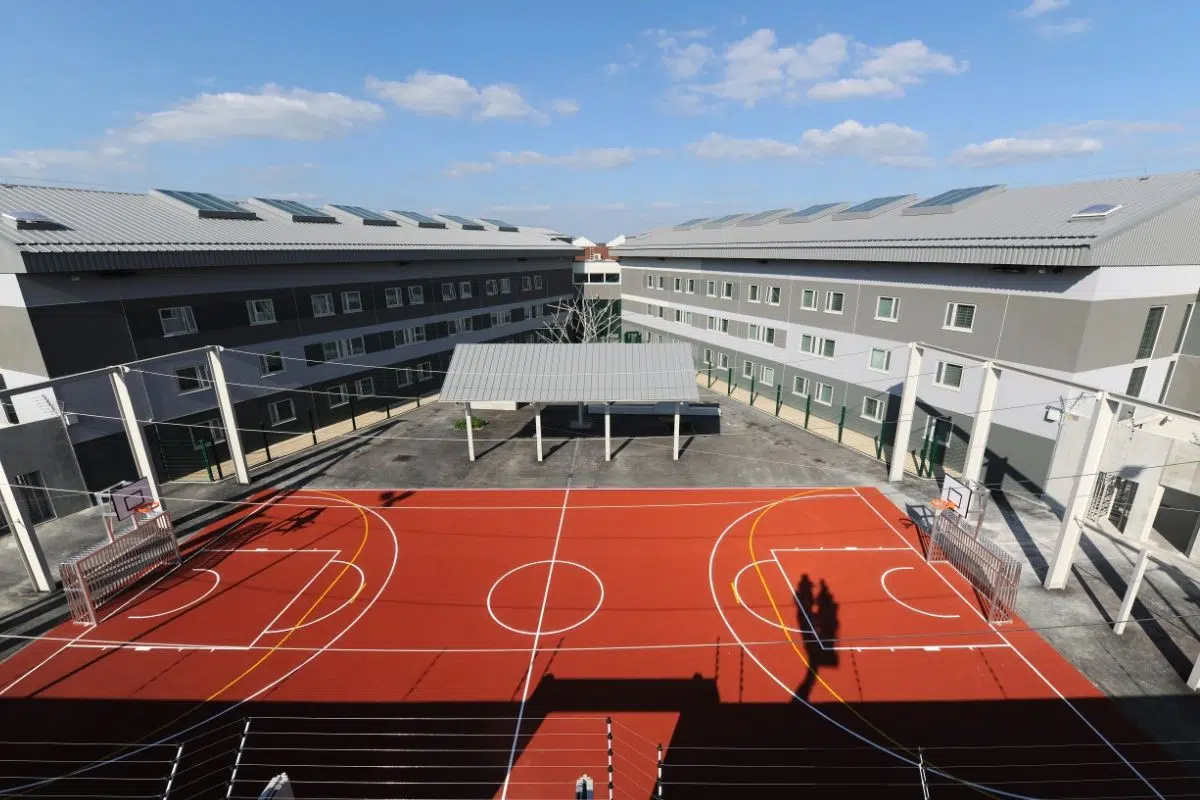 La prison de Marche-en-Famenne en Belgique a été construite en 2013 et fait 27 560 m², conçu pour accueillir 312 détenus. Le complexe comprend 285 cellules, ainsi que l’ensemble des espaces nécessaires à son fonctionnement : bureaux administratifs, ateliers, cuisine, réfectoire, locaux techniques, installations sportives, aménagements extérieurs, enceinte de sécurité et parking.La zone administrative occupe environ 3 625 m² répartis sur trois niveaux. (source : Duchêne)