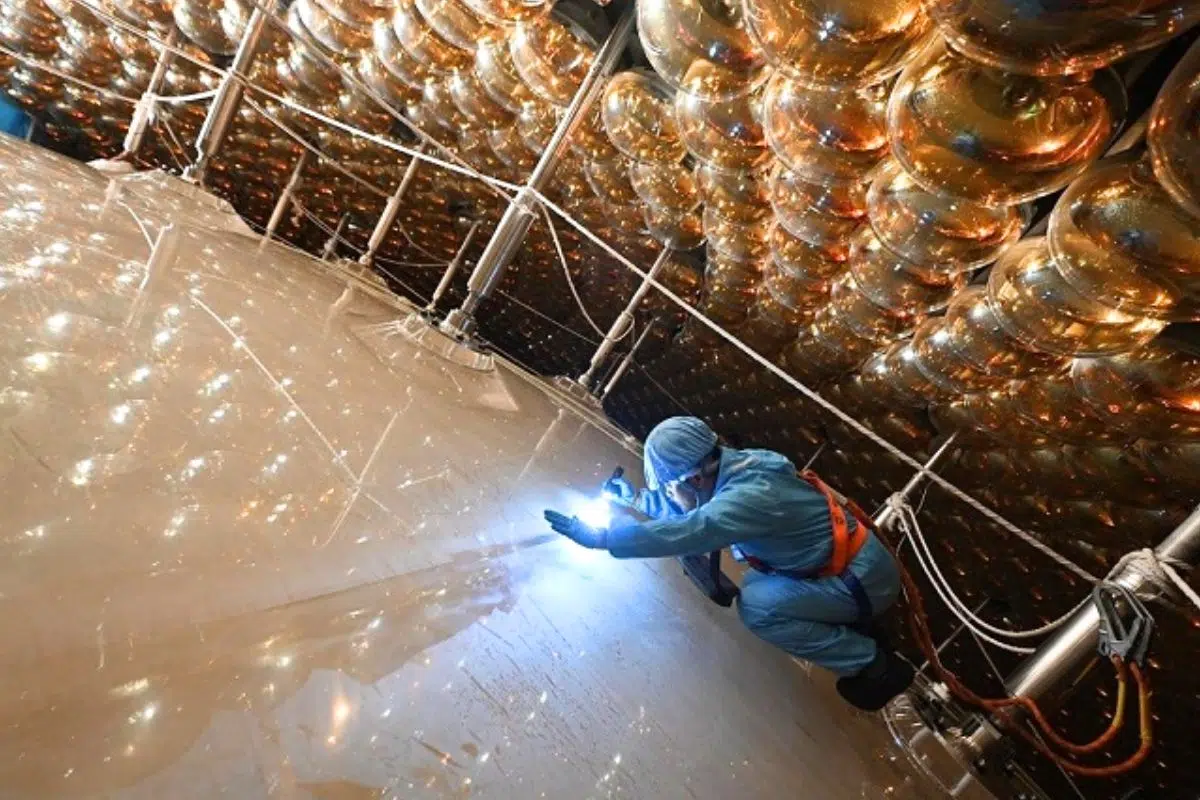 Ce « monstre » de 20 000 tonnes enterré à 700 mètres sous terre en Chine dépasse déjà toutes les attentes et promet de révolutionner le monde de la physique Ce « monstre » de 20 000 tonnes enterré à 700 mètres sous terre en Chine dépasse déjà toutes les attentes et promet de révolutionner le monde de la physique